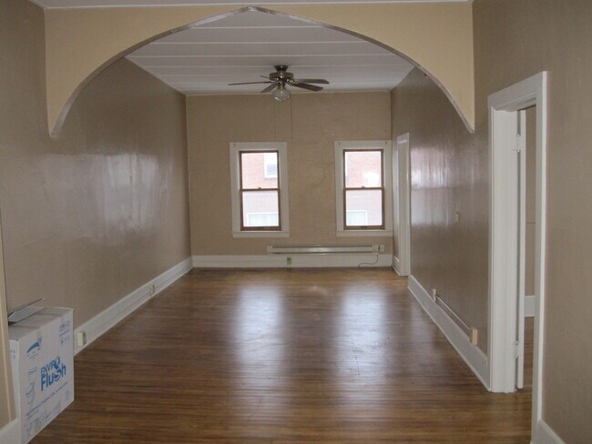 Building Photo - 118 Spring St Unit 2