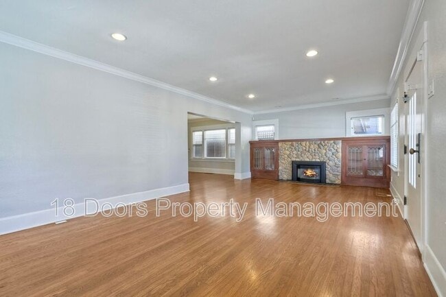 Photo - 4052 Albatross St