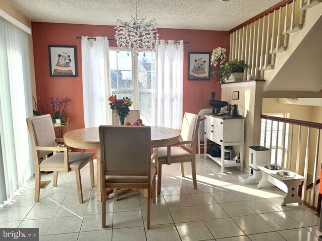 Photo - 2 HALSTEAD Pl