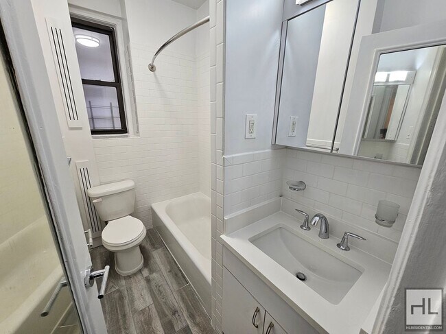 High-Ceiling One-Bedroom with Classic Details Near Grand Central