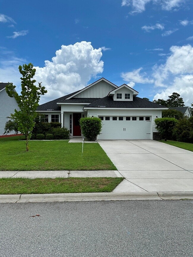 "Spacious 4-Bed Oasis with Stunning Lake V... - "Spacious 4-Bed Oasis with Stunning Lake V... Apartment