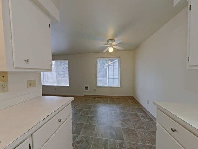 Photo - WINTER SPECIAL ~ $735 OFF FIRST MONTH RENT Unit 345 SE Lilly #C