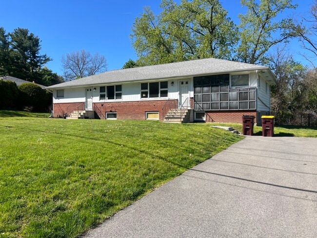 Building Photo - 1615 Maple Hill Rd Unit 2