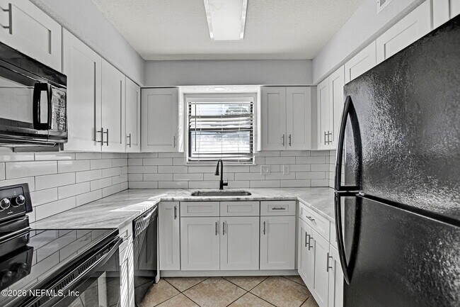 Photo - 725 7th Ave S
