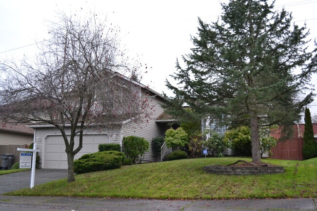 Photo - Federal Way tri-level rental home - 3 bedroom plus den, 3 bathrooms, 2 car garage!  Ready for lea...