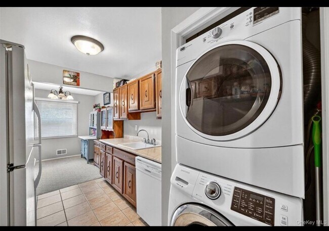 Photo - 80 New Holland Village