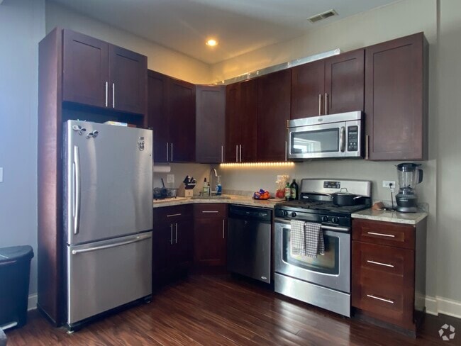 Building Photo - 1312 N Claremont Ave Unit 2 Rental