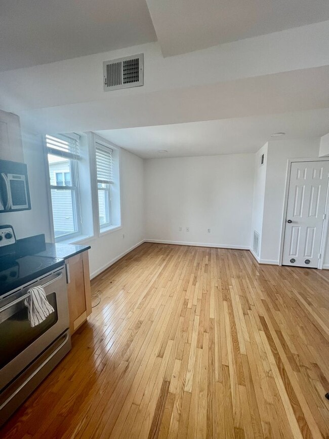 Photo - Charming 1-Bedroom in Eckington, DC – Prim... Unidad 204