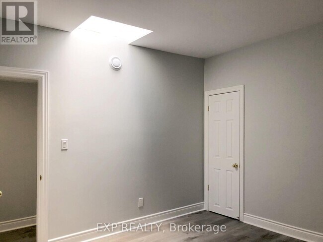 Photo - 2798 Dundas St W