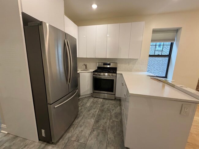 Photo - 84 Van Wagenen Ave Unidad 2R