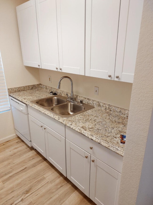 Building Photo - 405 N Lincoln Way Rental