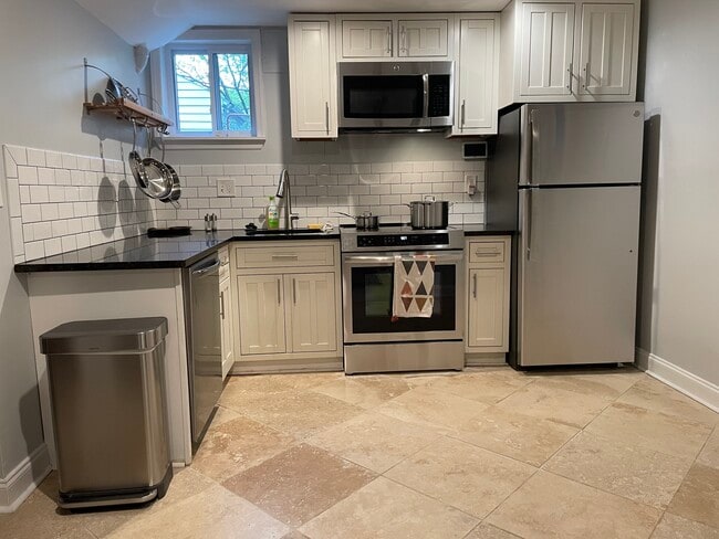 cocina - 1836 Varnum St NE