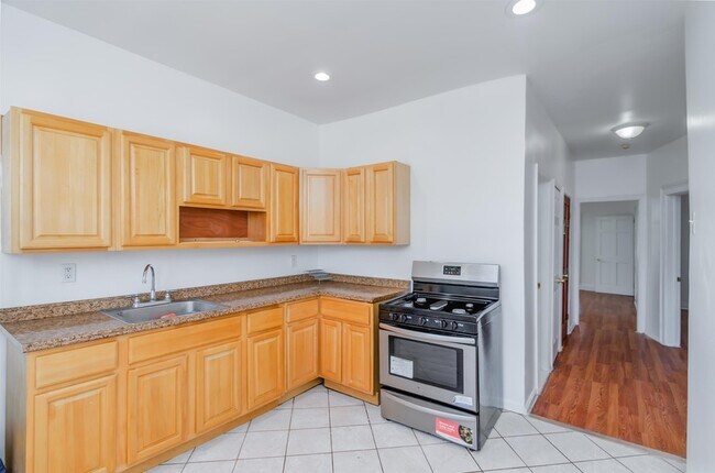 Photo - 404 Danforth Ave