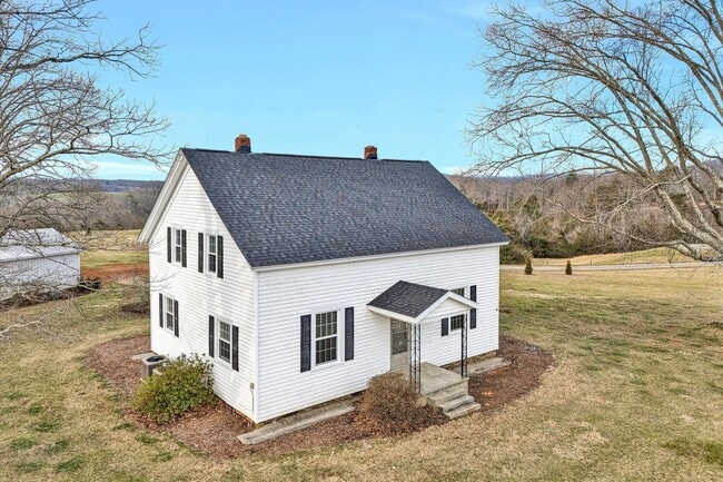 Charming 5-Bedroom Farmhouse - Charming 5-Bedroom Farmhouse