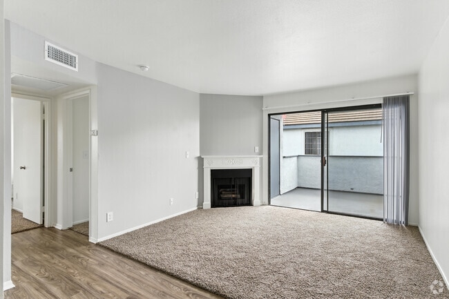 2BR, 2BA - 975SF - Living Room