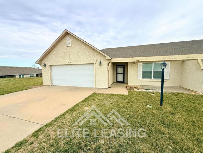 Building Photo - Beautiful 3 Bed, 2 Bath One-Level Home | HOA Maintained