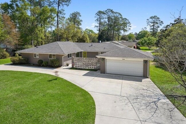 Photo - 102 N Dabney Dr