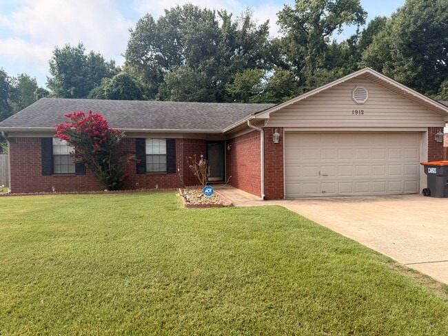 Building Photo - This 3-bedroom, 2-bathroom house in Russellville, AR offers a practical layout and convenient loc...