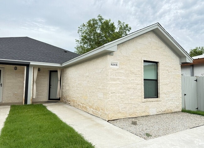 Building Photo - Charming 3-Bedroom, 2-Bath Duplex in Waco ... Rental