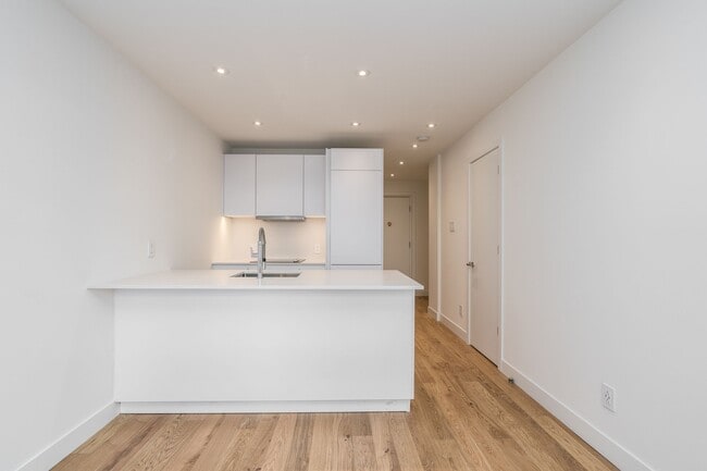 Building Photo - 3468 Rue Drummond Unit 309