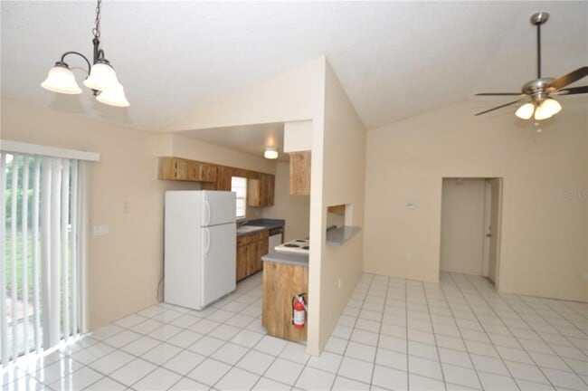 Photo - 828 Cinnamon Dr E