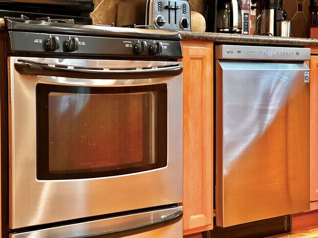 Photo - 306 N 138th St