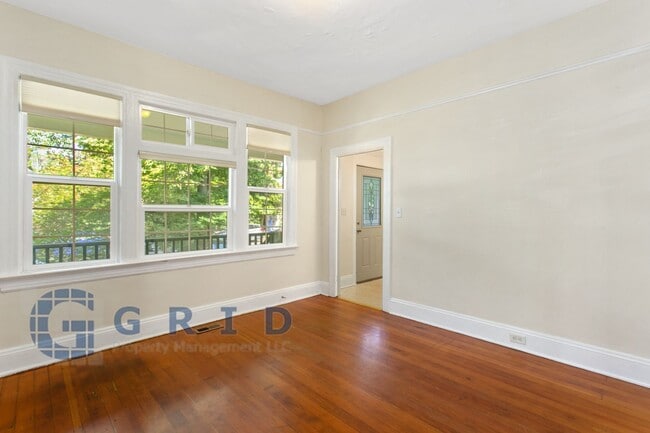 Building Photo - Gorgeous 2 Bedroom Victorian Home!