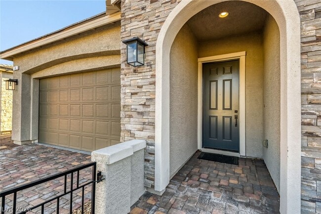 Photo - 76 Tatahatso Pt St