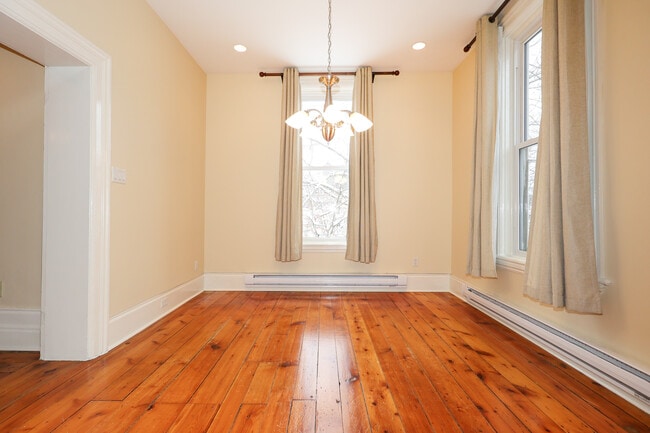 Photo - 170 John St N Unit 3 bedroom apartment