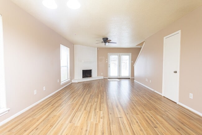 Building Photo - 1907 Country Village Blvd Unit B