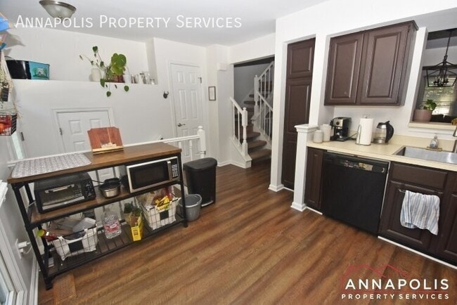 2110 Commissary Cir