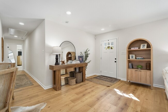 Photo - 712 E Kuehn St