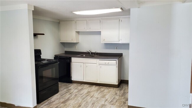 Photo - 132 W Seneca St