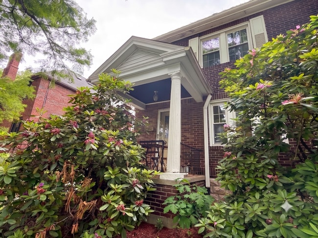 Building Photo - Beautiful Townhome - Highland Park