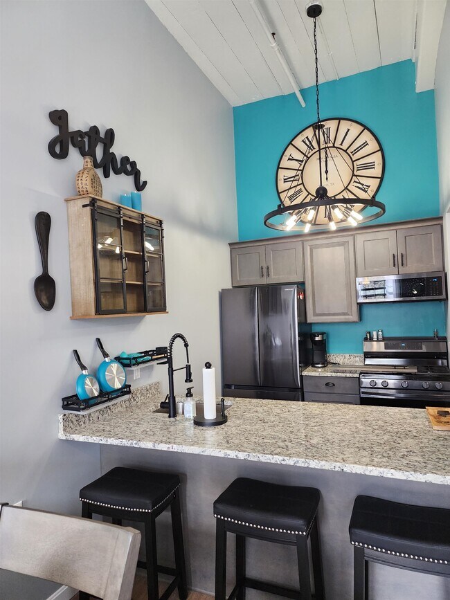 Photo - 100 Main St Unidad M19