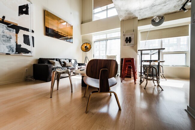 Photo - 800 King St W