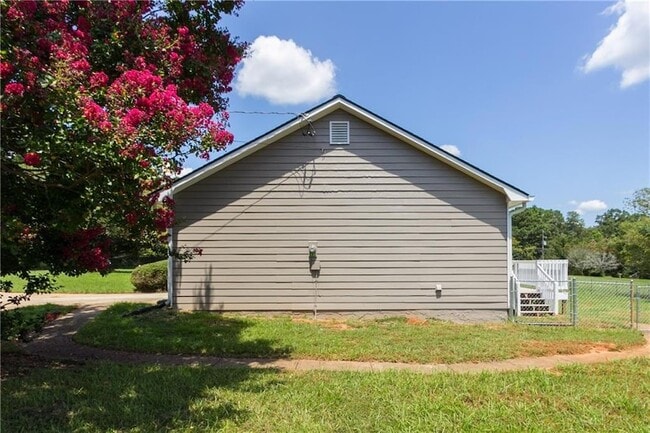 Photo - 374 McGiboney Rd