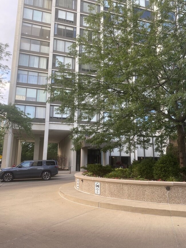 Building Photo - 5455 N Sheridan Rd Rental