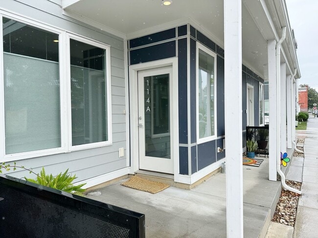 Building Photo - Modern 2 Bed, 2 Bath Condo with Fenced Yar...
