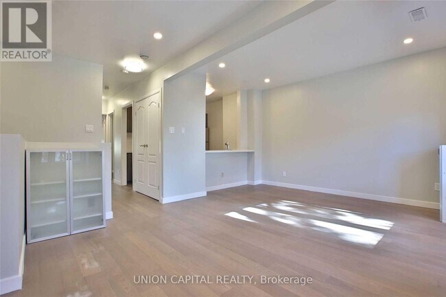 Photo - 366 Balliol St Unit Upper