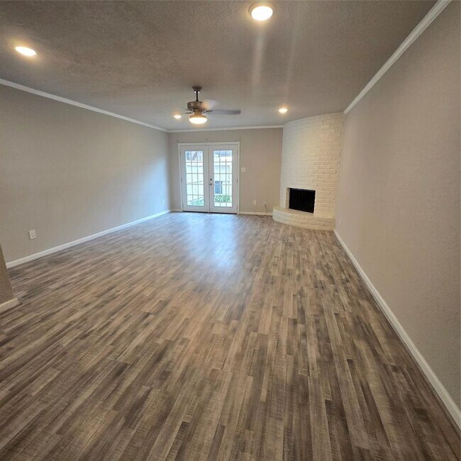 Photo - 8355 Nairn St