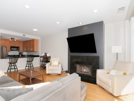 Building Photo - 400 N Clinton St Unit 605 Rental
