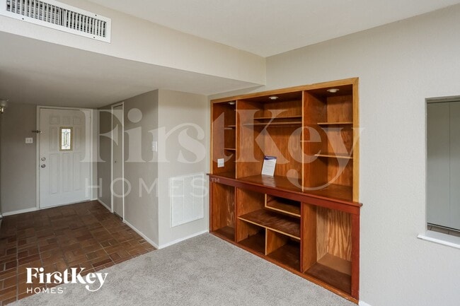 Photo - 2105 Highbury Rd