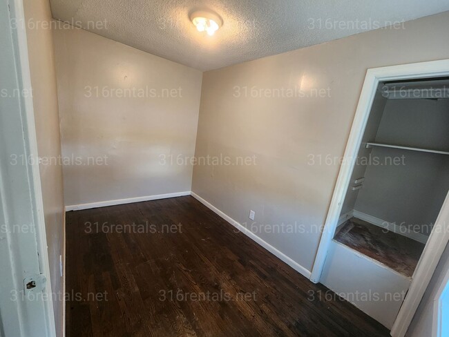 957 N Old Manor Rd