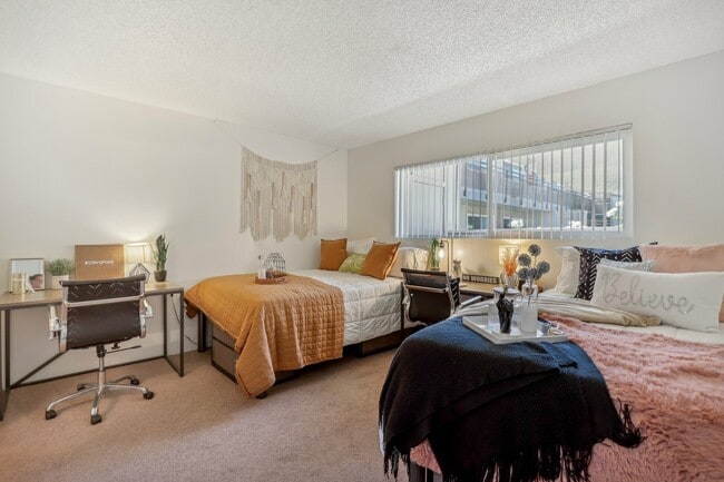 J St-011 - The Spoke