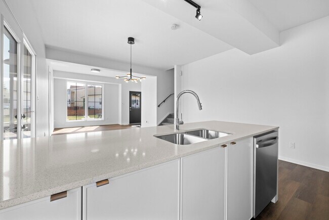 Photo - 16210-16103 103 Ave NW Unité 16216 Upper