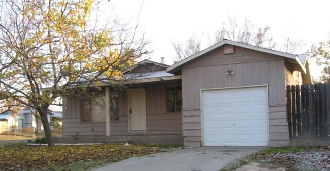 Building Photo - Charming cottage on large corner lot Rental