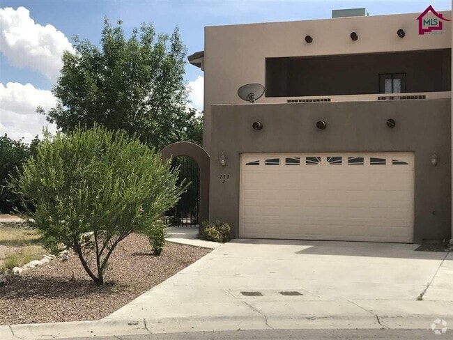 Building Photo - Large Duplex that backs to parks Rental