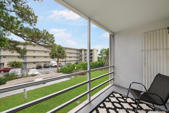 Building Photo - 2581 Garden Dr N Unit 206