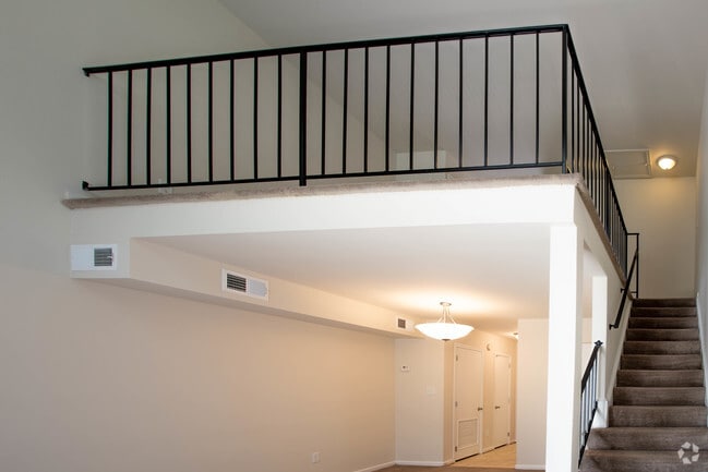 1BR,1BA,-700SF LOFT - Earle of Warwick Square